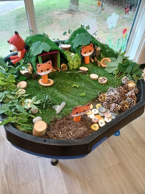 Woodland Tuff Tray Ideas, Forest Tuff Tray, Woodland Tuff Tray, Nature Tuff Tray, Forest Dramatic Play, Play Doh Animals, Provocations Reggio, Autumn Eyfs, Camping Week