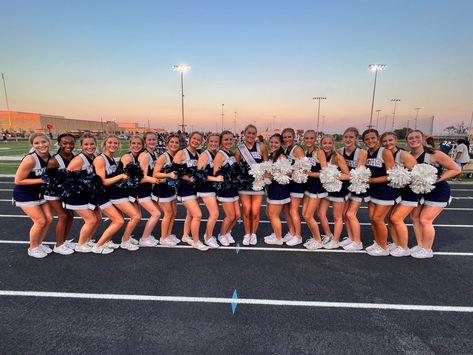 #fnl #cheerleaders #fridaynightlights#cheer #preppy #poseideas Fnl Aesthetic, Cheer Preppy, Cheer Photography, Cheer Pics, School Cheer, Preppy School, Competitive Cheer, Cheer Pictures, Friday Night Lights