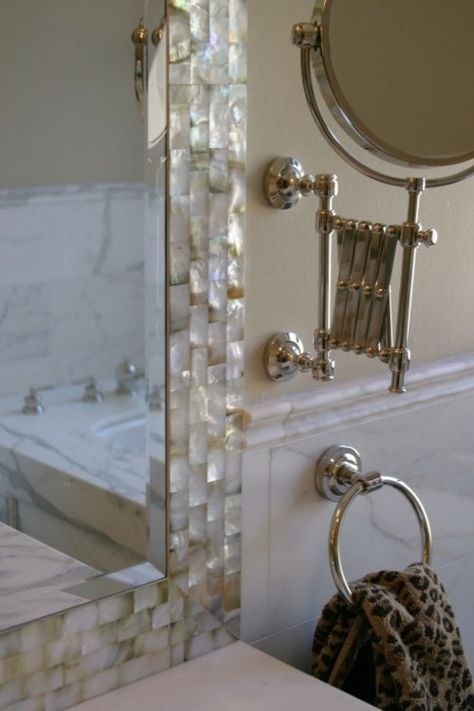 Pull out mirror Upcycle Square Mirror, Mother Of Pearl Mirror, Pearl Mirror, Tile Mirror, Bathroom Mirror Frame, Mirror Frame Diy, Pearl Tile, Homes Exterior, House Tips