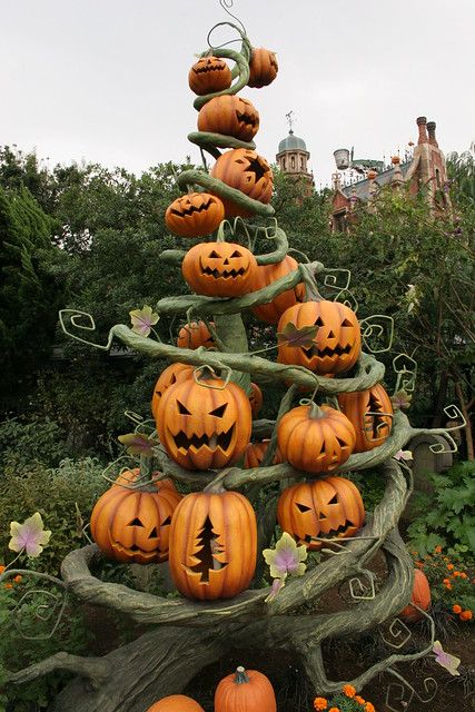 Tokyo Disneyland Halloween 2005 | Scott | Flickr Creative Halloween Decorations, Dekorasi Halloween, Pumpkin Tree, Halloween Decor Diy, Casa Halloween, Labu Halloween, Disneyland Halloween, Diy Halloween Decor, Adornos Halloween