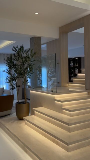 2p Designers | Interior Design - Miami📍 on Instagram: "A staircase that’s truly a work of art! ✨

With travertine marble steps and strategically placed LED lighting, this design turns an everyday element into a breathtaking feature. The refined accessories add even more elegance, making this staircase not just functional but a stunning focal point of the space.

#stairs #staircase #interiordesign" Clear Staircase, Inside Stairs Ideas, Stairs Marble Design, Mansion Staircase, Handrail Lighting, Custom Staircase, Kylie Jenner House, Basement Stairs Ideas, Glass Handrail