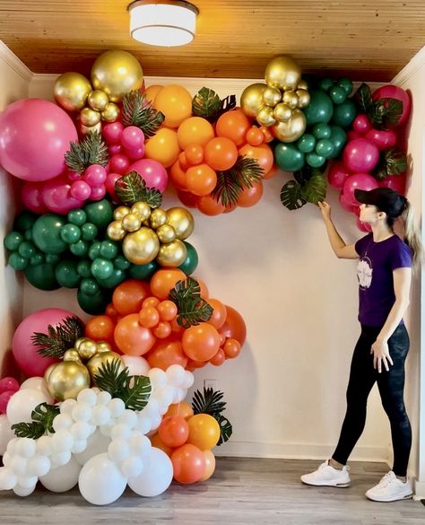 Fiesta Balloon Arch, Garland Storage, Baloon Garland, Party Balloons Diy, Balloon Garland Diy, Garland Diy, Bali Fashion, Curling Ribbon, Balloon Wall