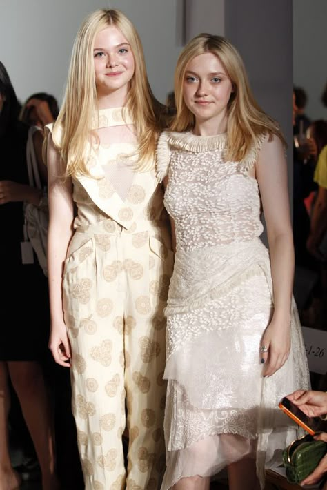 Dakota Fanning Style, Elle Fanning Style, Fanning Sisters, Celebrity Siblings, Dakota And Elle Fanning, Singer Fashion, Gamine Style, Movie Cinema, Jordyn Jones