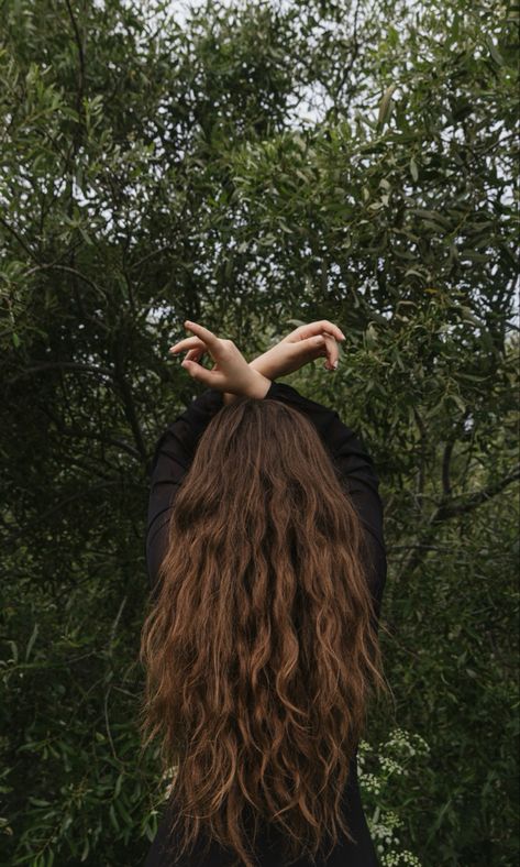 Long Wavy Brown Hair Aesthetic, Brown Curly Hair Aesthetic Faceless, Wavy Hair Aesthetic Faceless, Long Brown Hair Aesthetic, Long Brown Curly Hair, Long Brown Wavy Hair, Long Wavy Brown Hair, Bushy Hair, Warm Brown Hair