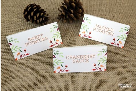 Free Thanksgiving Table Printables are just in time! These folding Thanksgiving Food Tent Cards will look amazing on your buffet table! Name place cards too! Printable Halloween Tags, Free Thanksgiving Printables, Tent Card, Thanksgiving Place Cards, Hosting Thanksgiving, Labels Printables Free, Thanksgiving Food, Free Thanksgiving, Card Templates Free