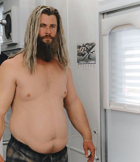 Here are some pics of Chris Hemsworth on the set of ‘Avenger How To Shrink Clothes, Robert Downey Jr., Joe Russo, Elsa Pataky, Jeremy Renner, Out Of Shape, Steve Rogers, Robert Downey Jr, Marvel Dc Comics