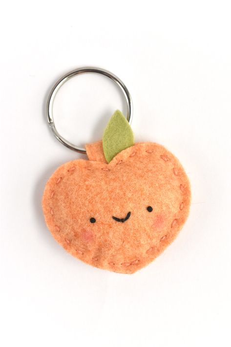 Felt Keyring Ideas, Felt Pins Brooches Diy, Sewn Keychain Ideas, Small Felt Crafts, Kawaii Felt Pattern, Kawaii Felt Plushies, Things To Make Out Of Felt, Felt Keychain Ideas, Felt Diy Projects