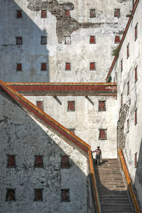 Tibetan Architecture, Potala Palace, Fantasy Places, Buddhist Temple, China Art, Architecture Old, Traditional Architecture, Bhutan, Ancient Architecture