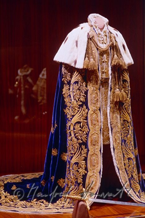 King Outfits Royal, King Clothes, King Clothing, Coronation Robes, King Dress, Gaun Abad Pertengahan, King Outfit, Court Dresses, Royal Clothing