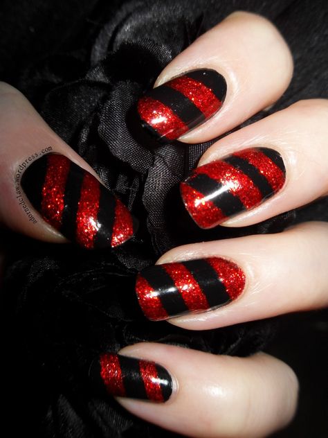 Goth Christmas nails Red And Black Nails Christmas, Goth Christmas Nails, Raiders Nails, Red And Black Nail, Classic Nail Art, Nail Art Noel, Goth Christmas, Candy Cane Nails, Gothic Nails