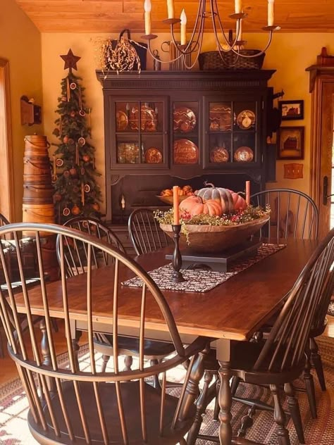 Colonial Dining Room, Primitive Home Decorating, Primitive Dining Room, Primitive Dining Rooms, Primitive Living Room, Primitive Home Decor, Colonial Interior, Fall Tree, Colonial Decor