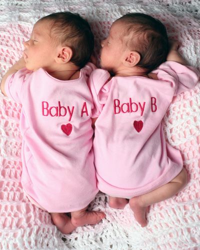 toooooo cute <3 Getting Pregnant With Twins, Breastfeeding Twins, Twin Pictures, Twin Life, Twin Baby Girls, Twin Photos, Expecting Twins, Cute Twins, Newborn Twins