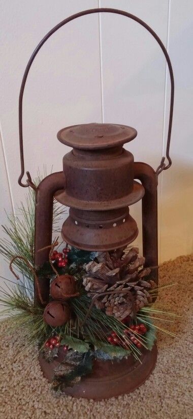 Love my rusty old lantern! Farmhouse Decor Lanterns, Old Oil Lantern Decor Ideas, Old Lanterns Repurposed Diy, Rusty Christmas Decor, Kerosene Lamp Decor Ideas, Rustic Christmas Lantern Ideas, Old Lantern Decor Ideas, Lanterns Christmas Decor, Cabin Christmas Decor Rustic