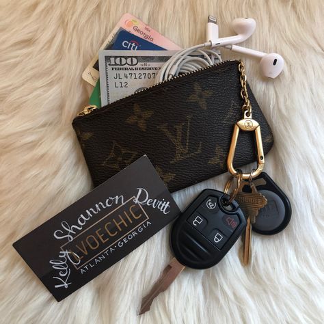 Chanel Key Pouch, Louis Vuitton Key Pouch Aesthetic, Wallet Keychain Ideas, Aesthetic Car Keys, Car Keys Aesthetic, Keys Aesthetic, Car Keychain Ideas, Lv Key Pouch, Keys Accessories