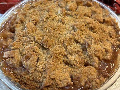 Topped with a brown sugar streusel, this simple French apple pie is quick to prepare and perfect to serve after any meal. French Apple Pie, Apple Slab Pie, Apple Crumble Pie, Kinds Of Pie, Slab Pie, Pie Crumble, Food Wishes, Apple Pie Recipes, Streusel Topping