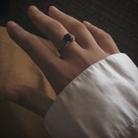 dark academia / light academia hand with ring Dark Academia Rings Aesthetic, Dark Academia Jewelry Rings, Dark Academia Aesthetic Accessories, Dark Academia Jewelry Aesthetic, Dark Academia Wedding Ring, Dark Academia Hands, Black Ring Aesthetic, Dark Rings Aesthetic, Rings Dark Academia