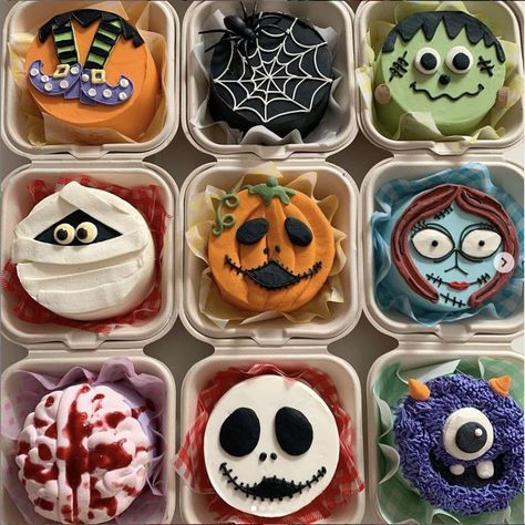 Mini Halloween Cakes, Haloween Cakes, Pasteles Halloween, Halloween Deserts, Postres Halloween, Halloween Cake Decorating, Halloween Fest, Halloween Food Treats, Cupcake Cake Designs