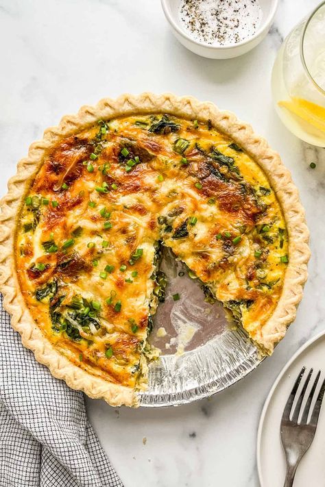 This delicious vegetable quiche recipe is a fantastic vegetarian brunch or dinner. Asparagus Quiche Recipes, Vegetarian Quiche Recipes, Egg Quiche, Vegetarian Quiche, Vegetarian Brunch, Ham And Cheese Quiche, Spring Produce, Vegetable Quiche, Breakfast Quiche Recipes