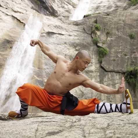 Shaolin Monks, Kung Fu Martial Arts, Shaolin Kung Fu, Tai Chi Chuan, Qi Gong, Dynamic Poses, Aikido, Jolie Photo, How To Pose