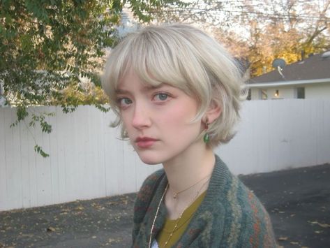 French Bob Fine Hair Blonde, Short Layered Haircuts Bangs, Tiny Bob Haircut, 70s Short Haircut, Short Womens Haircuts With Bangs, Baby Bob Haircut, Face Framing Short Haircuts, Layered Bob No Bangs, Jaw Length Bob With Bangs