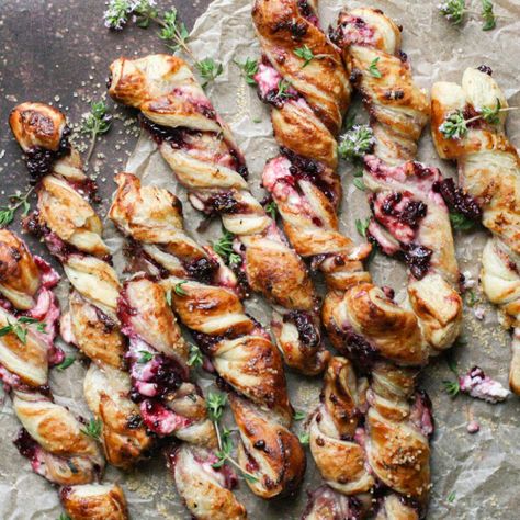 Goat Cheese Puff Pastry, Blackberry Goat Cheese, Pastry Twists, Puff Pastry Twists, Cheese Twists, Cheese Puff, Cheese Puff Pastry, Twisted Recipes, Snacks Für Party