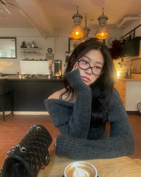 @/ ujin.www on instagram Hyemmm1 Instagram, Cafe Pic, Korean Aesthetic Outfits, Coffee Shop Aesthetic, Girls Diary, Ulzzang Fashion, Instagram Photo Inspiration, How To Pose, 가을 패션