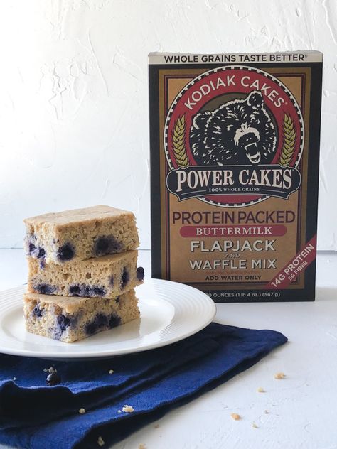 You will instantly fall in love with these homemade Blueberry Protein Bars - Kodiak Cakes - Buttermilk Power Cakes Flapjack & Waffle Mix! Blueberry Protein Bars, Kodiak Cakes Recipe, Moist Blueberry Cake, Healthy Blueberry Cake, Blueberry Snacks, Blueberry Cake Mix, Blueberry Cake Recipes, Protein Bars Homemade, Protein Cake