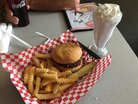 Volturi Kings, Diner Aesthetic, Hamburger And Fries, 50s Diner, Vintage Diner, Diner Recipes, Retro Diner, Strawberry Milkshake, Frappe