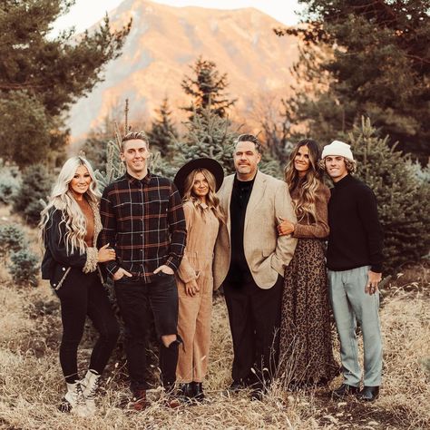 Family Pictures Winter, Tree Farm Family Photos Outfit, Nashville Photoshoot, Winter Family Photos Outfits, Family Reunion Pictures, Winter Family Pictures, Photoshoot Boy, Family Photo Outfits Winter, Fam Photos