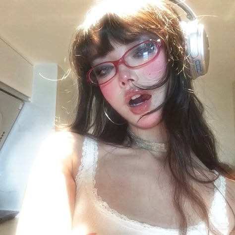 Makeup Look With Glasses, Bayonetta Makeup, Bayonetta Aesthetic, Makeup Looks Soft, Bijoux Piercing Septum, Fem Icons, Bayonetta Glasses, Camera Poses, Barbie Pics