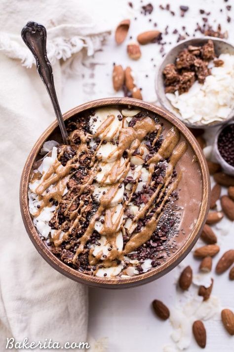 Coconut Smoothie Bowl, Chocolate Banana Smoothie, Yoghurt Bowl, Almond Chocolate, Coconut Smoothie, Coconut Bowl, Smoothie Bowl Recipe, Smoothie Bowls, Chocolate Almonds