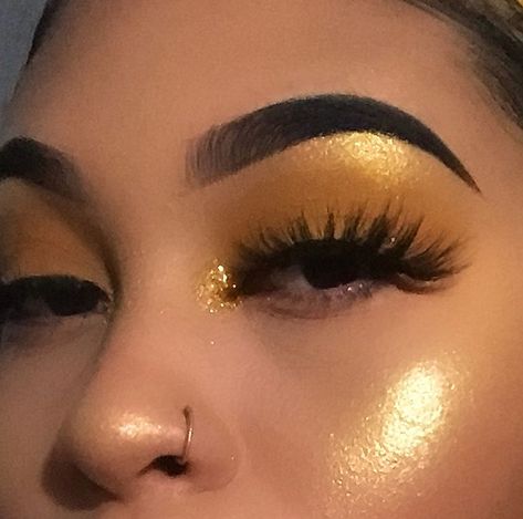 Simple yellow eyeshadow w/ gold glitter inner corner Highlighted Inner Corner Makeup, Yellow Inner Corner Makeup, Yellow Highlighter Makeup, Gold Inner Corner Makeup, Gold Highlighter Makeup, Angel Eyeshadow, Inner Corner Highlight, Eye Makeup Glitter, Yellow Highlighter