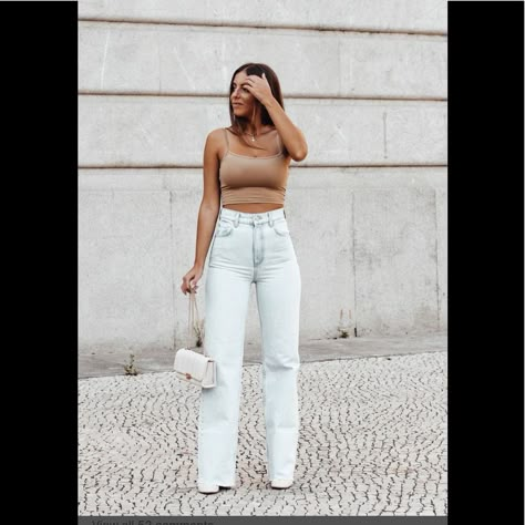 Light Tan Jeans Outfit, Wide Leg Jeans Outfit Going Out, Light Color Jeans Outfit, Trendy Light Blue High Rise Jeans, Light Blue Joggers Outfit, Chic Light Wash Zara Bottoms, Chic Light Blue High Rise Jeans, Zara Casual Light Wash Jeans, Casual Girls Night Outfit