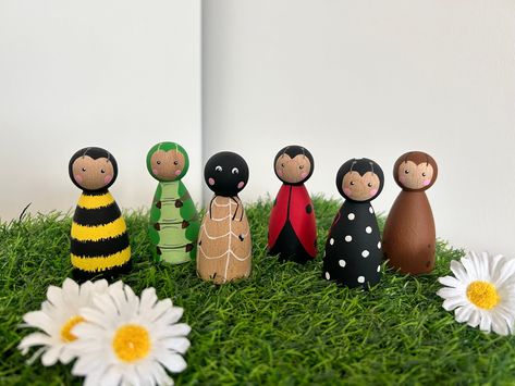 Beautiful, eco-friendly hand painted peg dolls created using high quality beech wood and non-toxic acrylic paint. This set includes a butterfly, caterpillar, spider, ladybird, snail and bumblebee. All pegs are 6.5cm tall.  Pegs are sealed using a non-toxic sealant. To clean, simply wipe down with a clean, damp cloth. All pegs are UKCA tested and therefore safe for little hands. Supervision is of course recommended for very young children and babies. These sets are ideal for small world play alon Peg Dolls Painting, Owl Peg Doll, Simple Peg Dolls, Wooden Peg Doll Ideas, How To Paint Peg Dolls, Peg People Ideas, Peg Doll Ideas, Peg Dolls Ideas, Butterfly Caterpillar