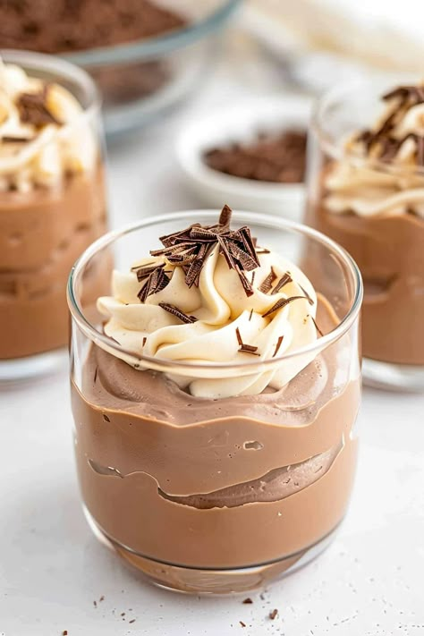 Baileys chocolate mousse perfectly marries rich chocolate with the smooth, creamy notes of Baileys Irish Cream. It's light, airy, and luxuriously boozy. Easy Baileys Chocolate Mousse, Baileys Caramel Recipes, Baileys Mousse Recipes, Bailey’s Irish Cream Recipes, Baileys Dessert Recipes, Baileys Recipes Desserts, Baileys Chocolate Mousse Recipe, Baileys Pudding, Irish Cream Recipes