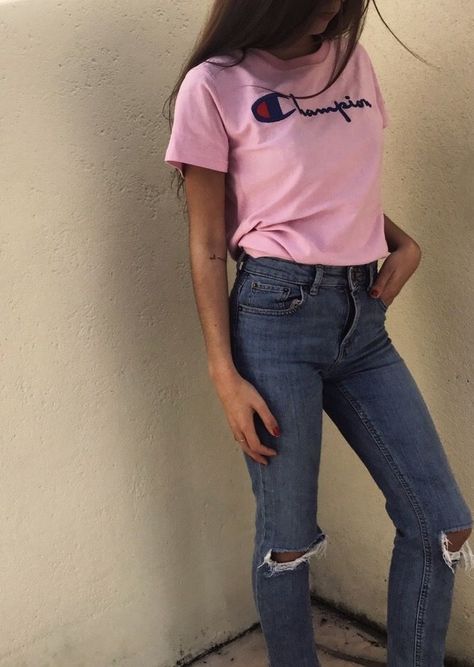 Champion tee + ripped washed jean Champion Outfit, Champion Clothing, Outfit For Women, Outfit Goals, Fit Inspo, Outfits Casuales, School Outfits, Cute Shirts, Jean Outfits