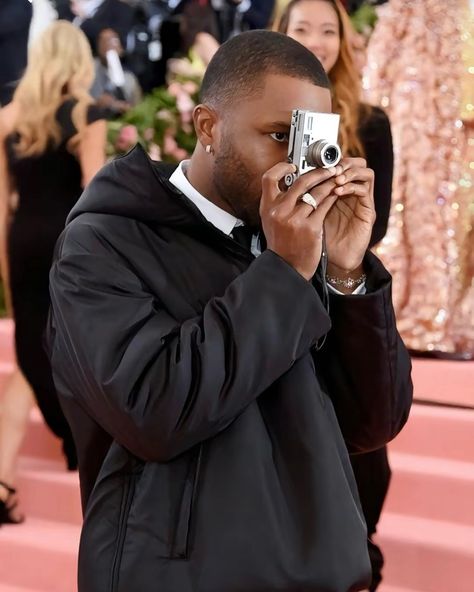 Frank Ocean photographing the 2019 Met Gala for Vogue, with his Contax T3 camera Frank Ocean Met Gala, Contax T3, Frank Ocean, Vogue, Photographer