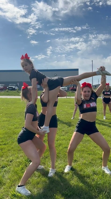 Jazlyn Green | Outside practices have begun for the rockstars🤘🏽🎸 #Summit #cheerstlouis #angels #honor #rockstar #junior #medium #cheerleading #stunt… | Instagram Junior Cheer Stunts, 6 Person Stunts, Easy Cheer Stunts Level 1, Junior High Cheerleading, Mini Cheer Stunts, Simple Stunts Cheerleading, Easy Stunts Cheerleading, Simple Cheer Stunts, Beginner Cheer Stunts