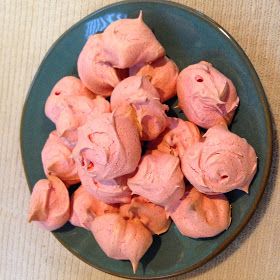 Raspberry Meringue Kisses, Jello Meringues, Jello Meringue Cookies, Ww Cookies, Fancy Sugar Cookies, Jello Cookies, Raspberry Jello, Raspberry Meringue, Homemade Fudge Recipes