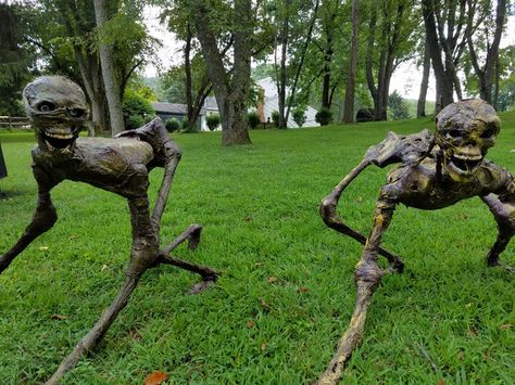 How to build a zombie creeper. Zombie Costumes, Strašidelný Halloween, Cheap Diy Halloween Decorations, Scary Halloween Decorations Outdoor, Scary Halloween Decorations Diy, Halloween Diy Outdoor, Halloween Forum, Halloween Outside, Casa Halloween