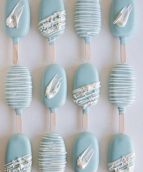 Light Blue Cakesicles, Blue Cakesicles Ideas, Cake Pops Baby Shower Boy, Blue Cakesicles, Baby Shower Cakesicles, Cakesicles Ideas, Baby Cake Pops, Blue Cake Pops, Blue Popsicle