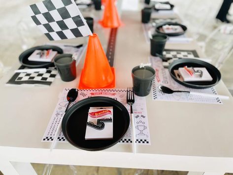 Hot Wheels 5th birthday party | CatchMyParty.com Hot Wheels 5th Birthday Party Ideas, Hot Wheels Birthday Party Ideas, Hot Wheels Birthday Party, 4th Birthday Boys, Hotwheels Birthday Party, Hot Wheels Party, Hot Wheels Birthday, 5th Birthday Party Ideas, Cars Party