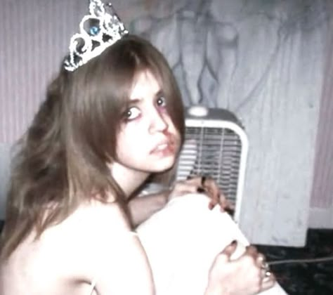 Allison Harvard, Tiara, A Woman, Cake