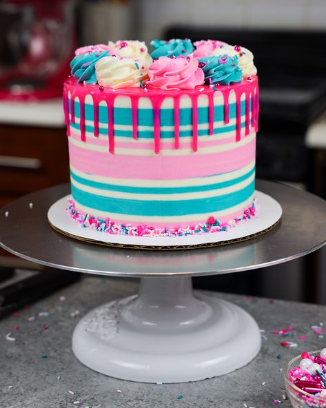 image of a gluten free funfetti cake that's been decorating with buttercream stripes and a pink drip Birthday Widget, Gluten Free Funfetti Cake, Buttercream Frosting Recipe Easy, Cake Easy Recipe, Best Frosting, Buttercream Recipes, Types Of Frosting, Vegan Buttercream, Vegan Frosting