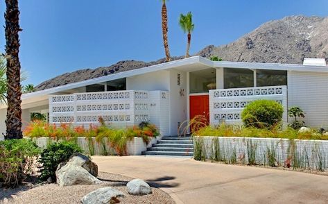 Palm Springs Real Estate - Modernism Week Peaks Interest in Palm Springs Midcentury Home Market Mid Century Landscaping, Mid Century Modern Homes, Spring Architecture, Mid Century Exterior, Midcentury Home, Modern Landscape Design, Easy Landscaping, Modern Architects, Mid Century Architecture