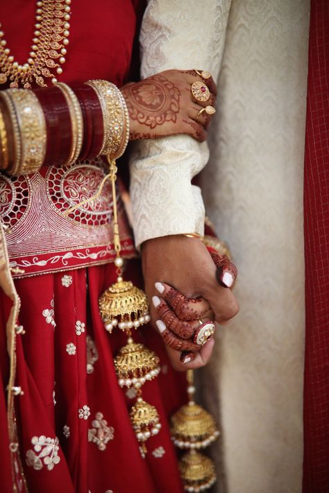 India Aesthetic Wedding, South Asian Wedding Aesthetic, Punjabi Wedding Aesthetic, Punjabi Wedding Decorations, Hindu Punjabi Wedding, Punjabi Bride Aesthetic, Nepali Wedding Aesthetic, Punjabi Couple Aesthetic, Sikh Aesthetic