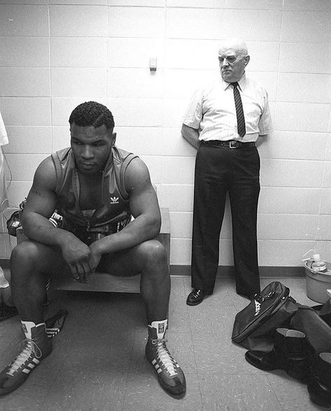 Boxing on Instagram: “Moments before Mike Tyson started his journey in the pro ranks. The rest is history 💯 @boxing_public #boxing #бокс #miketyson” Tyson Mike, Mike Tyson Training, Boxer Sport, Cus D'amato, Iron Mike, Boxing Images, Legendary Pictures, Boxing History, Boxing Gym