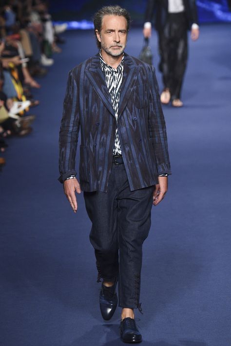 Etro Spring 2017 Menswear Fashion Show Spring Coat, Men Fashion Show, Mens Spring, Spring Summer 2017, Spring 2017, Relaxed Style, Vogue Paris, Milan Fashion Week, Insta Fashion