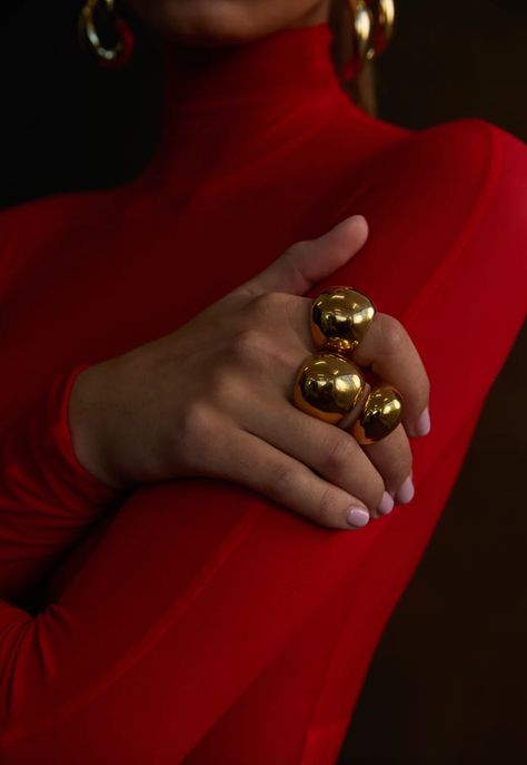 NOAH THE LABEL The Chunky Ring is a perfect fusion of boldness and refinement. With its bulbous shape and chunky design, it makes a striking statement on your finger. This dome shape measures to 16mm in height. This ring is also available in a larger size of 22.2mm. DETAILS 18K Gold Vermeil Plating Our gold pieces are made from a base of sterling silver, and are then 18K gold plated or coated in a thicker layer of 18K Gold Vermeil. This is followed by a protective anti-tarnish layer. This means Winter Outfits Jewelry, Gold Rings Layered, Chunky Jewellery Aesthetic, Chunky Gold Rings Aesthetic, Chunky Gold Rings, Winter Jewelry Trends, Statement Jewelry Outfit, Gold Chunky Ring, Jewellery Model