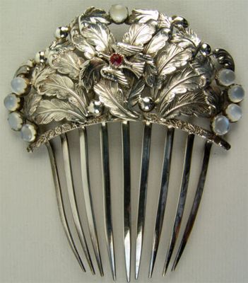 Vintage sterling silver comb. The bird on top of leaves has a ruby, and the edges are decorated with moonstones. Moonstone Hair, Antique Hair Combs, Bijoux Art Nouveau, Ruby Rings, Silver Oak, Vintage Hair Combs, Silver Leaves, Vintage Hair Accessories, Hair Adornments